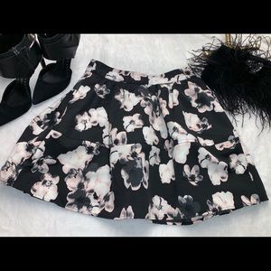 Classy Express round pink floral skirt size 4 🌸